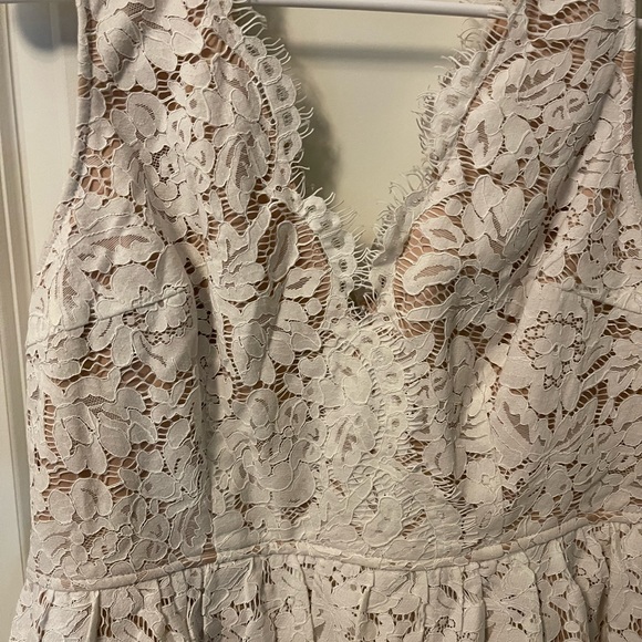 Lulu's lace dress - Picture 3 of 4
